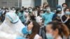 ကိုရိုနာဗိုင်းရပ်စ် စတင်ဖြစ်ပွားရာ တရုတ်နိုင်ငံ ဝူဟန်မြို့ရှိ စက်ရုံတခုတွင် လုပ်ငန်းခွင်ဝင်မည့်သူများအား ကျန်းမာရေး စစ်ဆေးနေသည့်မြင်ကွင်း။ (မေ ၁၅၊ ၂၀၂၀)