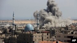9일 가자지구에 남부에 이스라엘군이 공습을 가한 가운데 연기가 치솟고 있다.