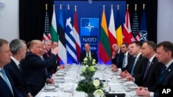 Predsednik Donald Tramp na radnom ručku sa članicama NATO-a o ispunjavanju finansijskih obaveza na sastanku u u Vatfordu u Engleskoj 4. decembra 2019.
