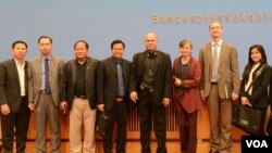 Senior officials from Cambodia's ruling and opposition parties and journalists from Cambodia paid a 5-day visit to Germany to strengthen tie between the two countries, from March 27 to March 31, 2017. (Kann Vicheika/VOA Khmer)