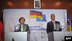 Nemačka kancelarka Angela Merkel i premijer Kosova Hašim Tači na konferenciji za novinare u Prištini