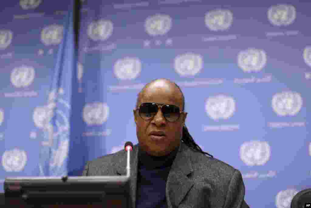 El cantante invidente Stevie Wonder participa durante una reunión sobre el acceso a oportunidades de las personas con discapacidades en el mundo en el marco de la Asamblea General de la ONU.