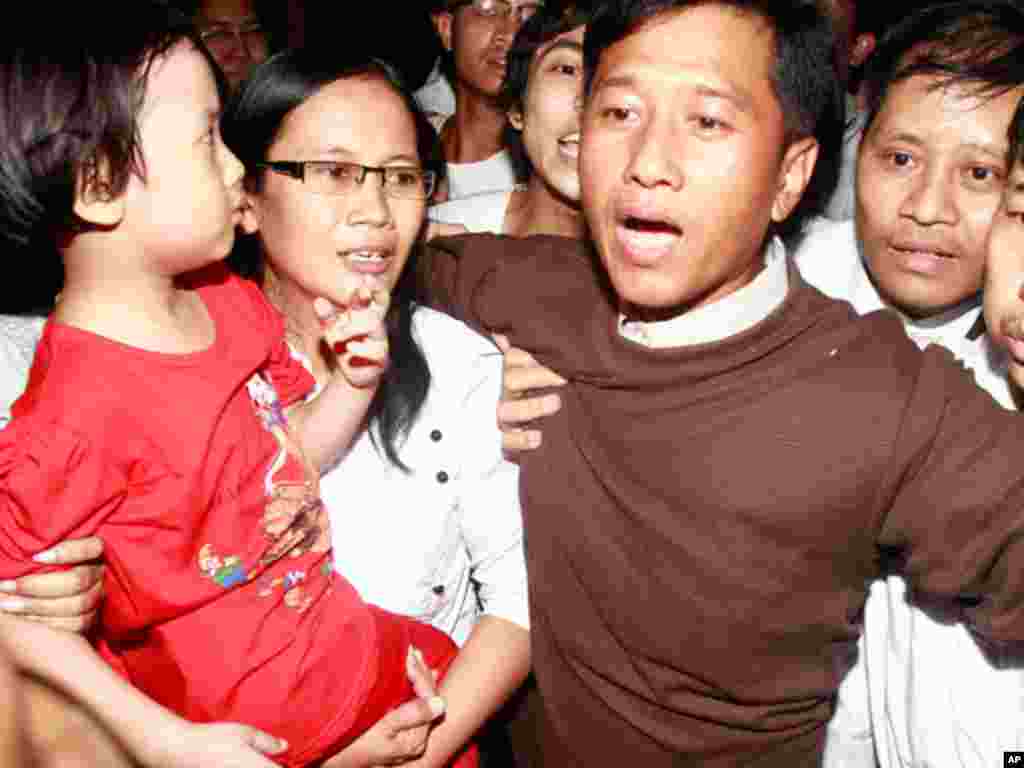 Jim Mee, right, and Nilar Thein, center, activists of the 88 Generation Students Group released from prison on January 13, 2012, with their daughter. (AP)