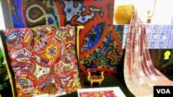 Batik-batik karya perancang Amerika yang dipamerkan pada Pameran Kain Tradisional 'Adiwastra Nusantara' di Jakarta (19/2).