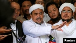 Leader of Islamic Defenders Front (FPI) Habib Rizieq (C) talks to reporters at a court after the blasphemy trial of Jakarta's incumbent governor Basuki Tjahaja Purnama, also known as Ahok, in Jakarta, Indonesia, Feb. 28, 2017. 