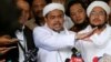 Pimpinan Front Pembela Islam atau FPI, Habib Rizieq Shihab (tengah) berbicara kepada media di Jakarta, 28 Februari lalu (foto: dok).