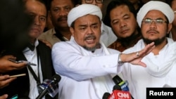 Pimpinan Front Pembela Islam atau FPI, Habib Rizieq Shihab (tengah) berbicara kepada media di Jakarta, 28 Februari lalu (foto: dok).