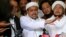 Pimpinan Front Pembela Islam atau FPI, Habib Rizieq Shihab (tengah) berbicara kepada media di Jakarta, 28 Februari lalu (foto: dok).