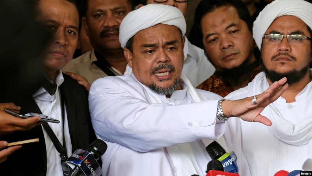 Imam Besar Front Pembela Islam (FPI), Habib Rizieq Shihab berbicara kepada media di Jakarta, 28 Februari 2017 (foto: dok). 