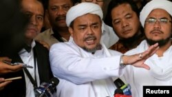 Imam Besar Front Pembela Islam (FPI), Habib Rizieq Shihab berbicara kepada media di Jakarta, 28 Februari 2017 (foto: dok). 