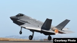 资料照片：美国空军一架F-35战机在澳大利亚参加飞行表演。(2017年3月3日)