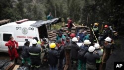 Socorristas responden a explosión en mina en Colombia que mató a 21 personas en el Departamento de Cundinamarca el 15 de marzo de 2023.