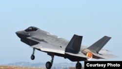 美國空軍一架F-35戰機2017年3月3日在澳大利亞參加飛行表演” （美國空軍照片）