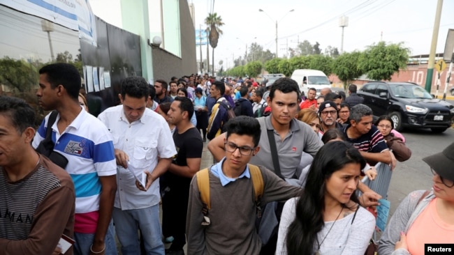 Ciudadanos venezolanos hacen cola para regularizar sus documentos de inmigración en la oficina de Interpol en Lima, Perú, el 10 de mayo de 2018. Fotografía tomada el 10 de mayo de 2018. REUTERS / Guadalupe Pardo