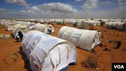 Tenda-tenda ini merupakan bagian dari perluasan kamp pengungsi Ifo di luar Dadaab, Kenya timur, 100 kilometer dari perbatasan Somalia.