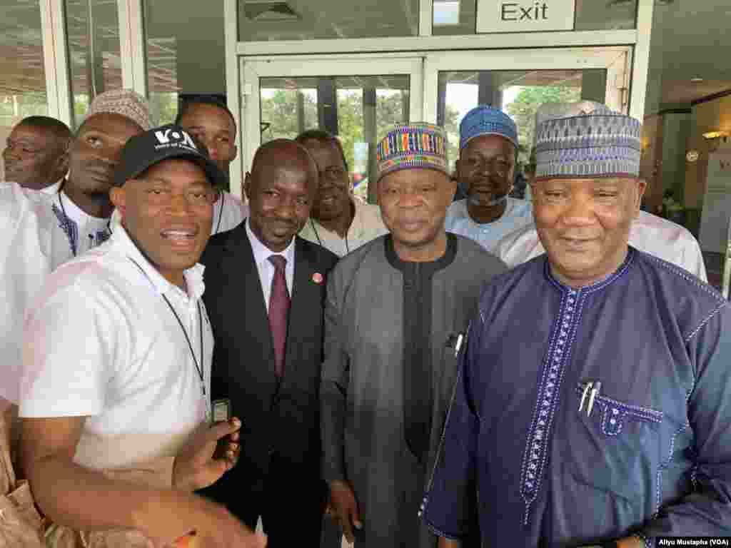 Hotunan taro na musamman da Muryar Amurka ta shirya a Abuja, Aliyu Mustapha (VOA), Ibrahim Dasuki Nakande (Shugaban Unity FM),Ibrahim Magu (Shugaban EFCC) tare da Yusuf Ganiyu Ishola (Ghana) 