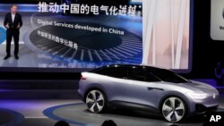 Volkswagen présente un concept de crossover-coupé à la fois électrique et autonome au salon automobile de Shanghai en Chine, le mercredi 19 avril 2017.