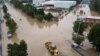鸟瞰图显示救援人员在郑州被洪水淹没的道路上疏散居民 