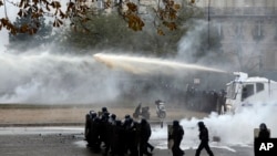 نیروهای پلیس مقابل معترضان از ماشین آبپاش و گاز اشک‌آور استفاده کردند