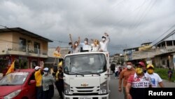 Gullermo Lasso, uno de los candidatos presidenciales de Ecuador, recorre las calles de Guayaquil, a pocos días de los comicios a celebrarse el 7 de febrero de 2021.