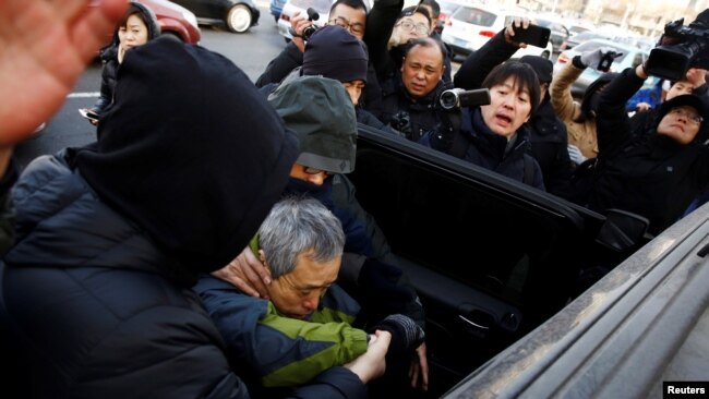 据信是黑龙江人权人士杨春林的一名声援者喊出口号后被便衣带上车(路透社2018年12月26日)