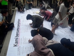 Civitas akademika UGM menandatangani pernyataan bersama membela penyintas kekerasan seksual dalam demo pada 8 November 2018. (Foto courtesy: istimewa)