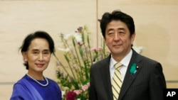 NLD ဥကၠဌ ေဒၚေအာင္ဆန္းစုၾကည္နဲ႔ ဂ်ပန္၀န္ႀကီးခ်ဳပ္ Shinzo Abe တို႔ ေတြ႕ဆံုစဥ္ 
