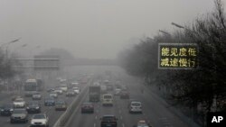 Kondisi jalan dengan tingkat polusi tinggi di Beijing (30/11). (AP/Andy Wong)