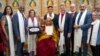Sekelompok anggota Kongres AS, termasuk mantan Ketua DPR Nancy Pelosi, menemui Dalai Lama di biaranya di kota Dharamsala, India, hari Rabu (19/6).