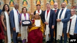 Sekelompok anggota Kongres AS, termasuk mantan Ketua DPR Nancy Pelosi, menemui Dalai Lama di biaranya di kota Dharamsala, India, hari Rabu (19/6).