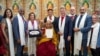 美国国会众议院前议长南希·佩洛西(Nancy Pelosi，左三)、众议院外交委员会主席麦克·麦考尔(Michael McCaul， 右四)率领的跨党派国会议员代表团2024年6月19日与西藏精神领袖达赖喇嘛在印度达兰萨拉(Dharamsala)会晤。（照片来自达赖喇嘛的官网。）