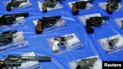 Armas recuperadas por la policía de Nueva York en un evento de compra de armas al público el 12 de junio de 2021.