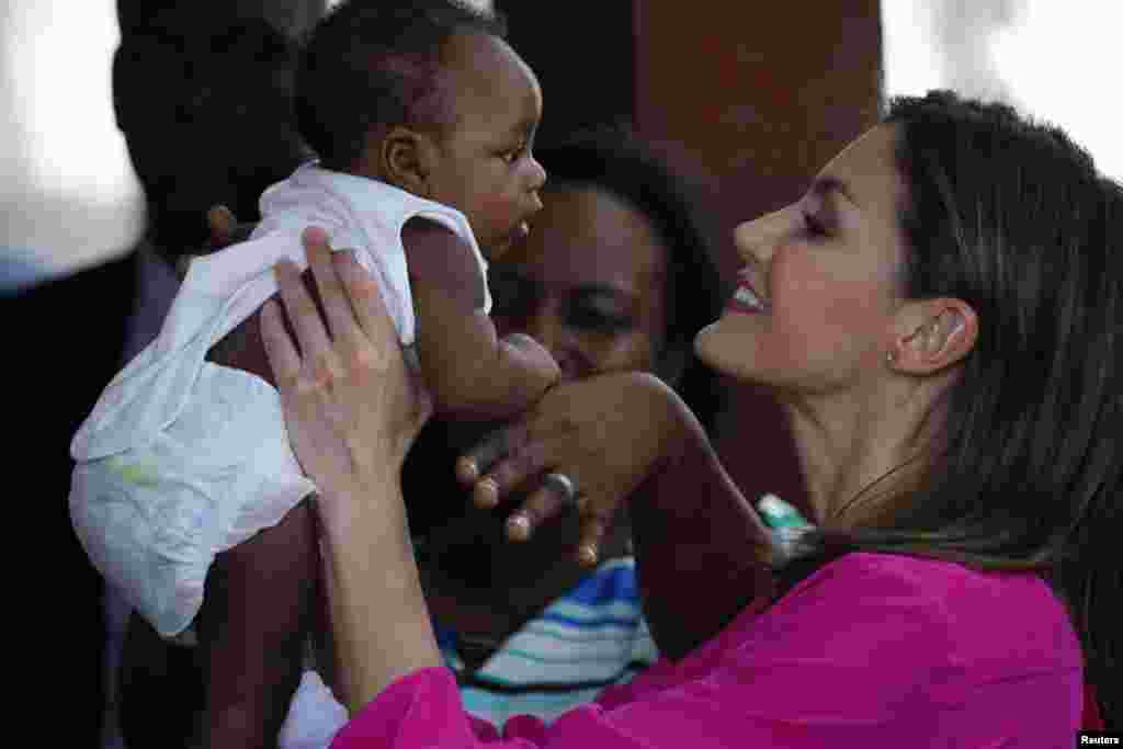Rèn Despay la Letizia ki kenbe yon ti bebe pandan vizit li nan Sant Sè yo nan Saint Vincent de Paul nan Site Solèy, Pòtoprens, Ayiti, 23 me, 2018. REUTERS/Andres Martinez Casares - RC116BFA40F0