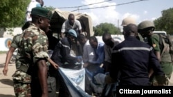 Des blessés sont transportes par les soldats après une attaque de Boko Haram, au Cameroun, le 22 septembre 2016.