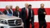 پرزیدنت ترامپ در یکی از بازدیدهایش از صنایع آمریکا. «ماری برا» مدیرعامل جنرال موتورز سمت چپ آقای ترامپ ایستاده است. آرشیو