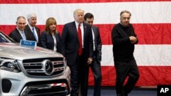 Sergio Marchionne, junto con el presidente Donald Trump recorre el Centro Estadounidense de Movilidad en Ypsilanti Township, Michigan.