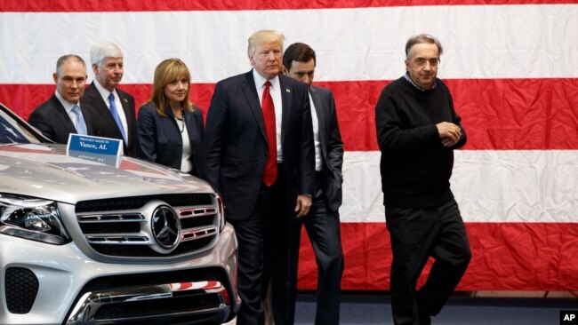 Sergio Marchionne, junto con el presidente Donald Trump recorre el Centro Estadounidense de Movilidad en Ypsilanti Township, Michigan.