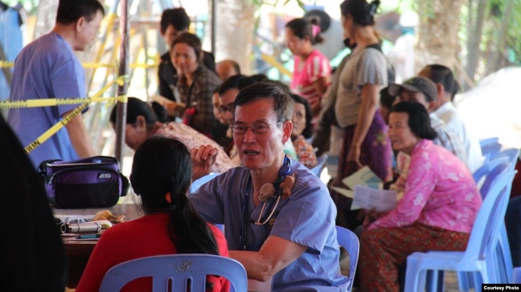 រូបឯកសារ៖ លោកវេជ្ជបណ្ឌិត តាន់ សុង ប្រធានសមាគមក្រុមវេជ្ជបណ្ឌិតនៃសមាគមសុខាភិបាលខ្មែរនៅអាមេរិកពិនិត្យអ្នកជំងឺក្នុងអំឡុងបេសកកម្មមួយនៅខេត្តស្វាយរៀងកាលពីឆ្នាំ២០១៥។ (រូបផ្តល់ឲ្យដោយ CHPAA)