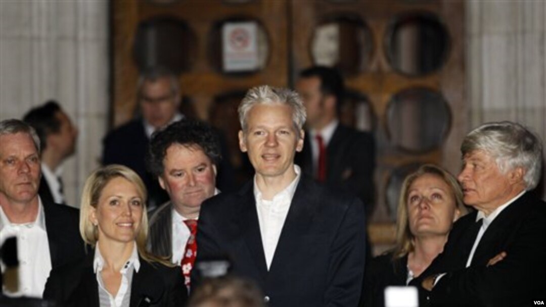 Pendiri WikiLeaks Julian Assange (tengah) dan situs WikiLeaks dinyatakan tidak melanggar yurisdiksi hukum Australia.