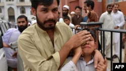 An injured Pakistani boy reacts as he arrives at a hospital following an earthquake in Peshawar on April 10, 2016. 