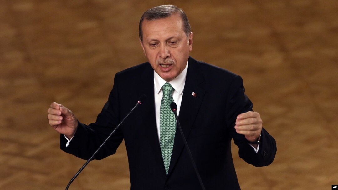 Presiden Turki Recep Tayyip Erdogan memberikan penjelasan kepada para anggota parlemen dari partai berkuasa di Ankara, Jumat (22/7). 