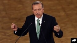 Presiden Turki Recep Tayyip Erdogan memberikan penjelasan kepada para anggota parlemen dari partai berkuasa di Ankara, Jumat (22/7). 