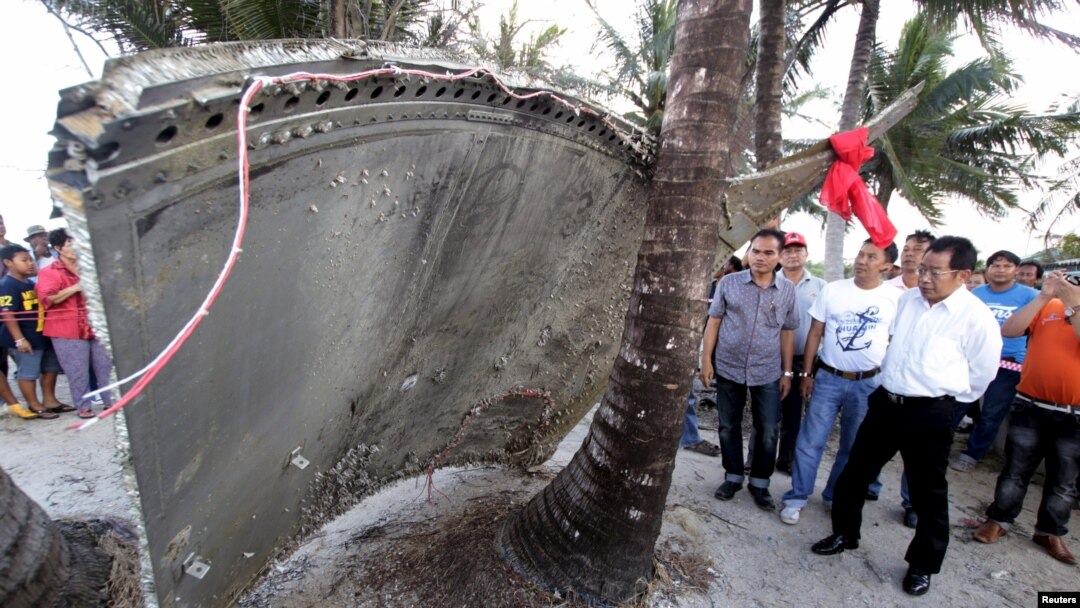 Puing pesawat ditemukan di pesisir Thailand selatan di Nakhon, provinsi Si Thammarat, 24 Januari 2016. 