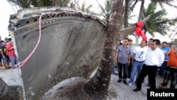 Puing pesawat ditemukan di pesisir Thailand selatan di Nakhon, provinsi Si Thammarat, 24 Januari 2016. 