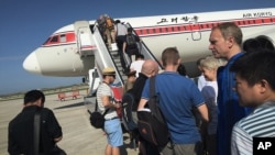 지난 2015년 6월 북한 평양 공항에서 고려항공 여객기에 탑승하는 외국인 관광객들.