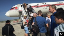 지난 2015년 6월 평양 국제공항에서 외국인 관광객들이 고려항공 여객기에 탑승하고 있다. (자료사진)