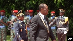 Alassane Ouattara, fait le tour d'honneur des troupes de la garde présidentielle après la prestation de serment à Abidjan, 3 novembre 2015. (AP Photo/Sevi Herve Gbekide)