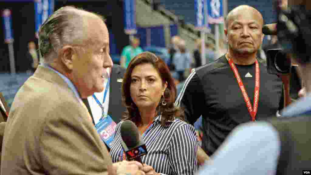 Former NYC Mayor Rudolph Giuliani speaks to VOA Spanish's Lina Correa on the floor of the RNC in Tampa, FL.