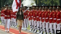 Frayim ministan kasar Thailand Yingluck Shinawatra ta na duba paretin sojoji