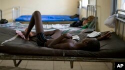 一名感染伊波拉的兒童在塞拉利昂的一家醫院接受治療。